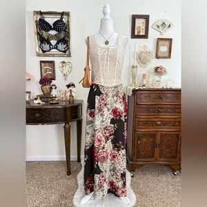 Vintage 90’s romantic dainty whimsical floral and lace print maxi skirt